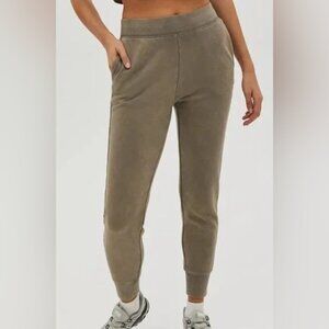 Aritzia TNA AiryAF Fleece Boyfriend Basic SweatpantOlive EUC